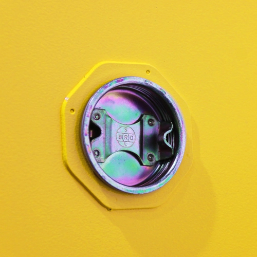 ¿Dónde debería colocarse un gabinete de almacenamiento inflamable?