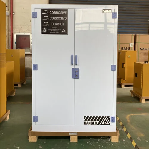 Dónde debe colocarse un gabinete de almacenamiento corrosivo fuerte